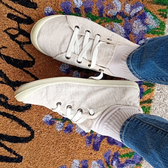 Casual Cream Sneakers - Picture 3 of 5